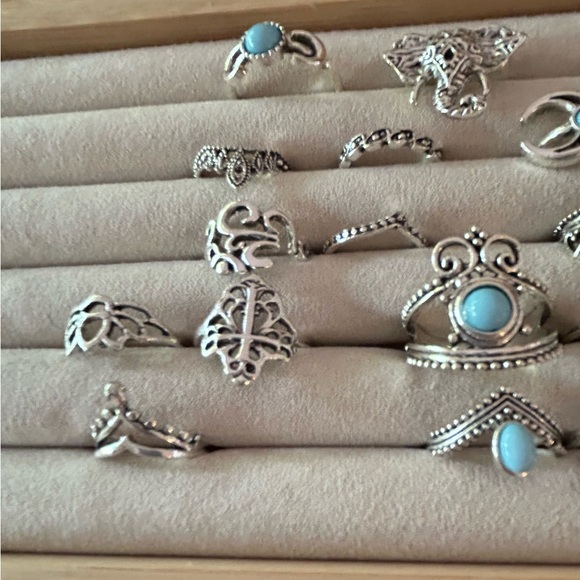 Women set of 4 boho rings with stone and 4 silver ones. Size 8 - Picture 3 of 4